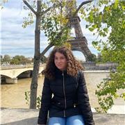 Bonne élève depuis l'enfance, je suis pédagogue et à l'aise avec les enfants.